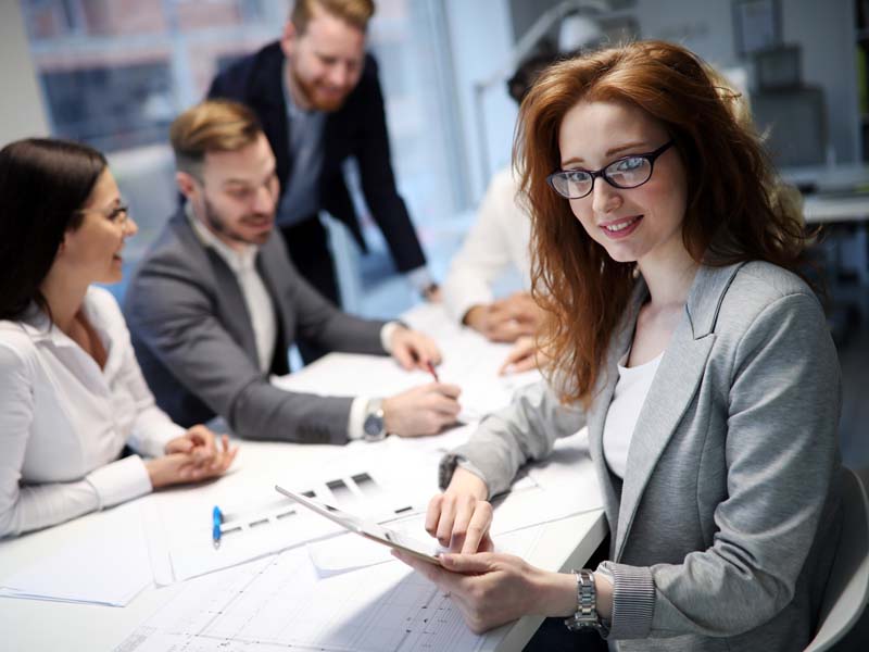 Mujer ejecutiva, estudiante de licenciatura ejecutiva