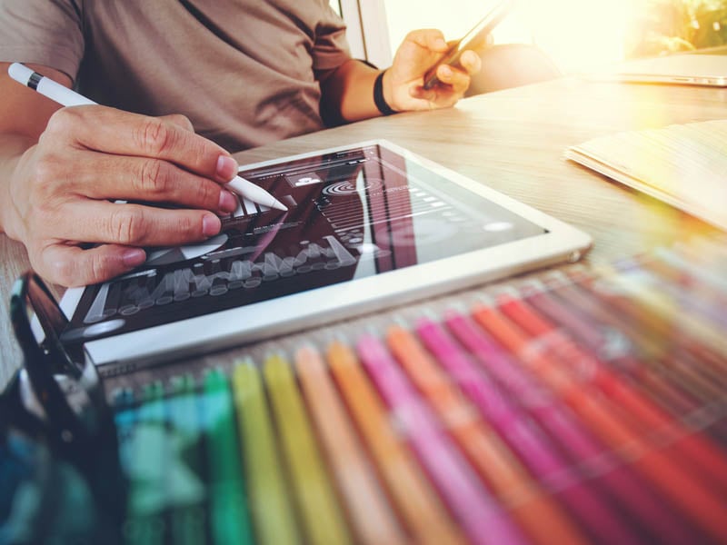 Diseñador de sitios web que trabaja con tableta digital con tableta 