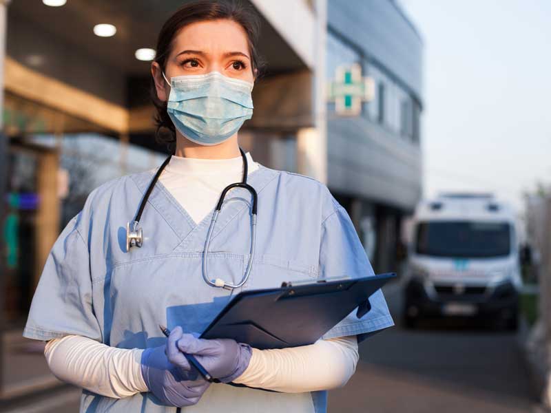 Joven médica carrera STEM