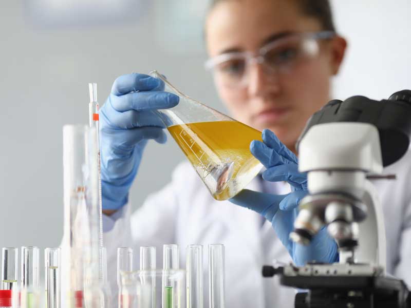 Joven mujer estudiante de carrera STEM