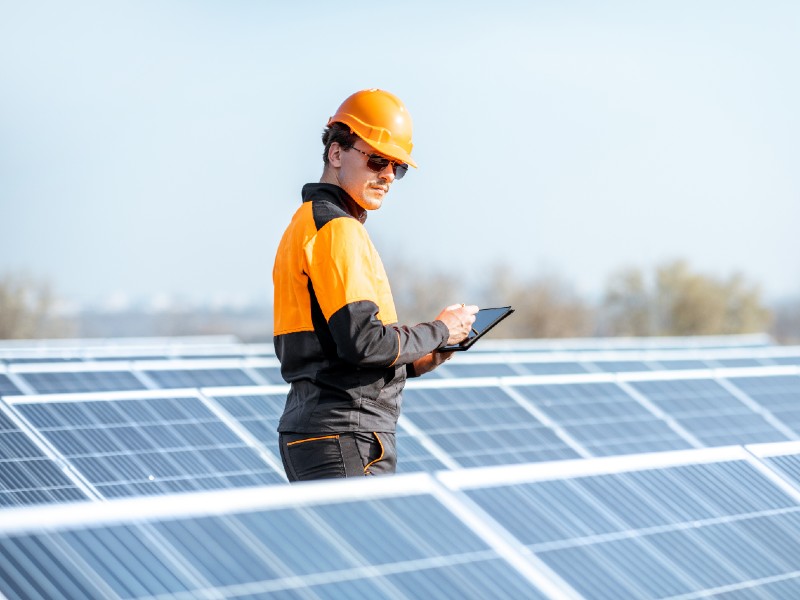 profesiones-mejor-pagadas-ingenieria-ingeniero-trabaja-en-proyecto