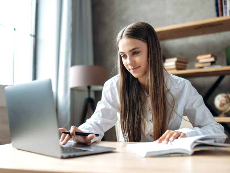 revalidar_materias_universidad_mujer_joven_revisa_su_computadora