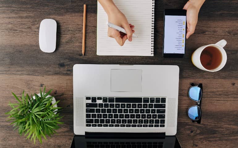 universidad-privada-manos-trabajan-en-computadora