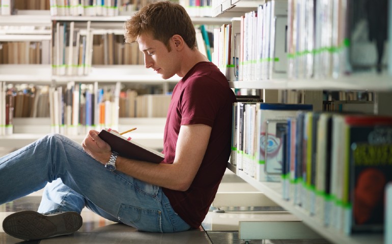 figuras_retoricas_hombre_joven_estudia_en_biblioteca